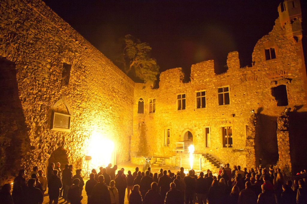 schloss-auerbach-feuerwerk-feuershow-innenhof-flammen