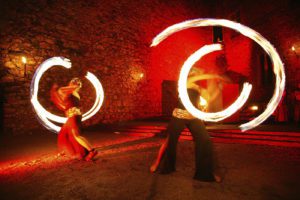 schloss-auerbach-feuerwerk-feuershow-innenhof-flammen