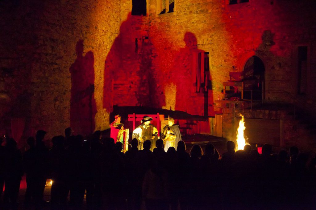 schloss-auerbach-feuerwerk-feuershow-innenhof-flammen