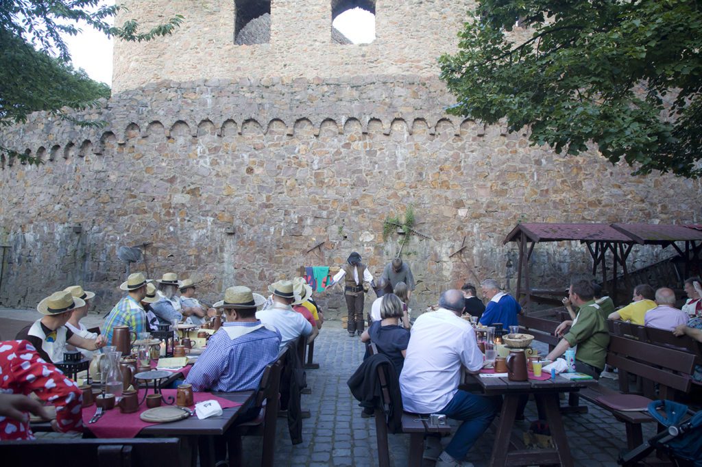 schloss-auerbach-rittermahl-open-air-spanferkel