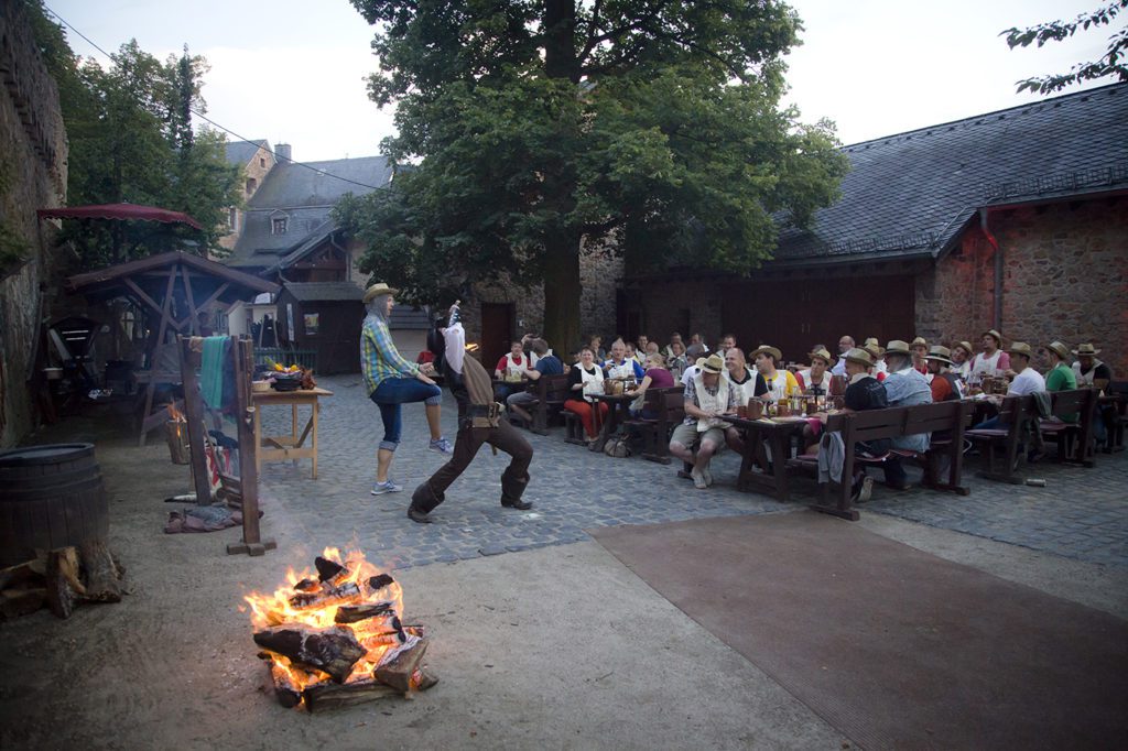 schloss-auerbach-rittermahl-open-air-spanferkel