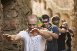 schloss-auerbach-teamspiele-outdoor-bogenschießen-armbrust-hufeisen-rahmfleck-blindlauf-segway