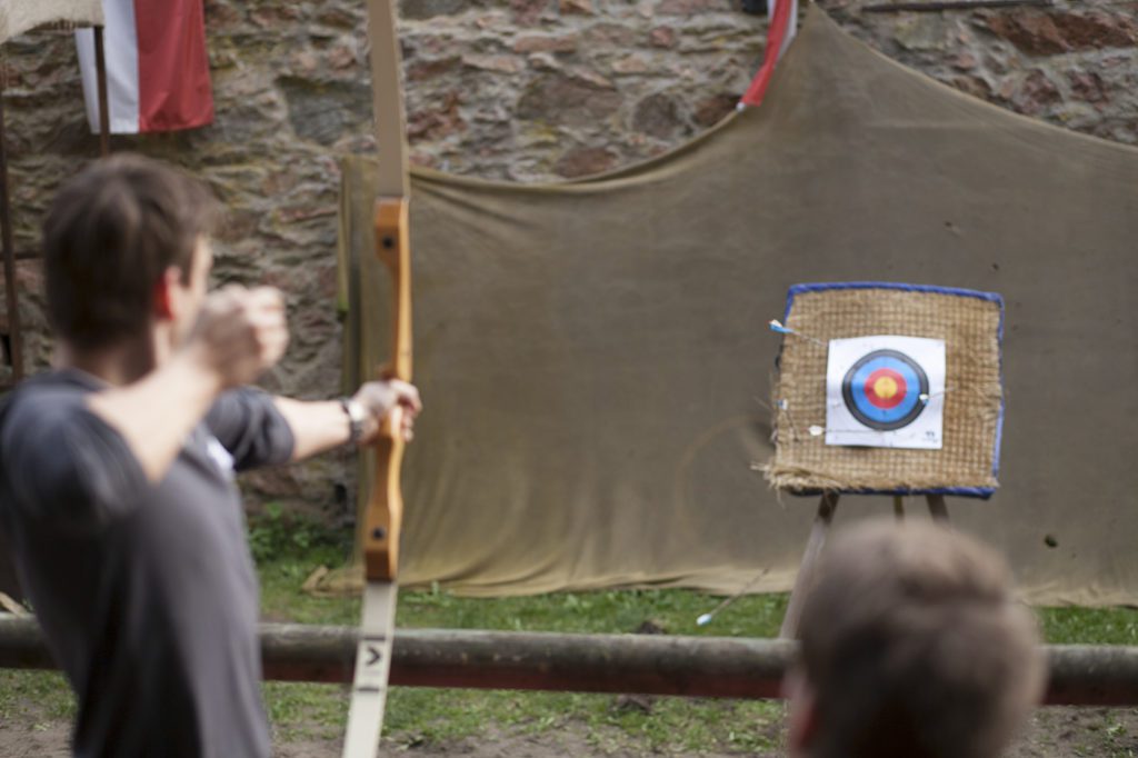 schloss-auerbach-teamspiele-outdoor-bogenschießen-armbrust-hufeisen-rahmfleck-blindlauf-segway