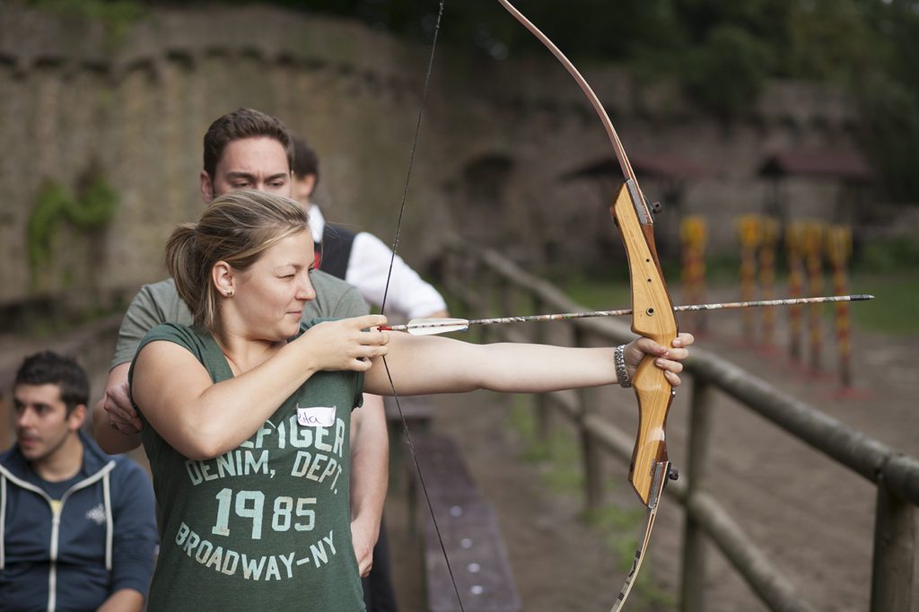 schloss-auerbach-teamspiele-outdoor-bogenschießen-armbrust-hufeisen-rahmfleck-blindlauf-segway