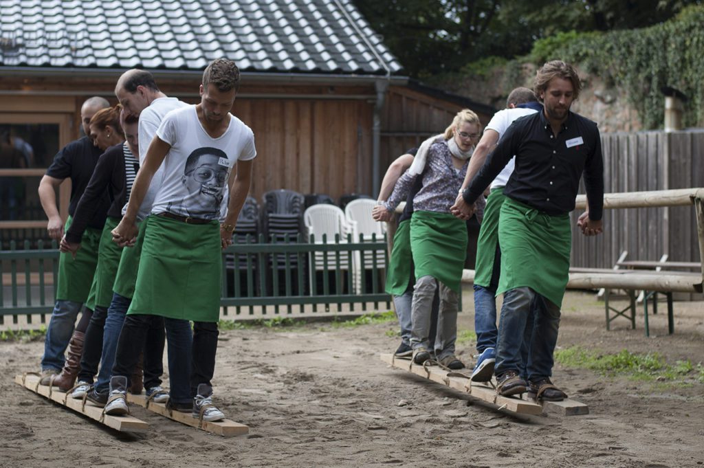 schloss-auerbach-teamspiele-outdoor-bogenschießen-armbrust-hufeisen-rahmfleck-blindlauf-segway