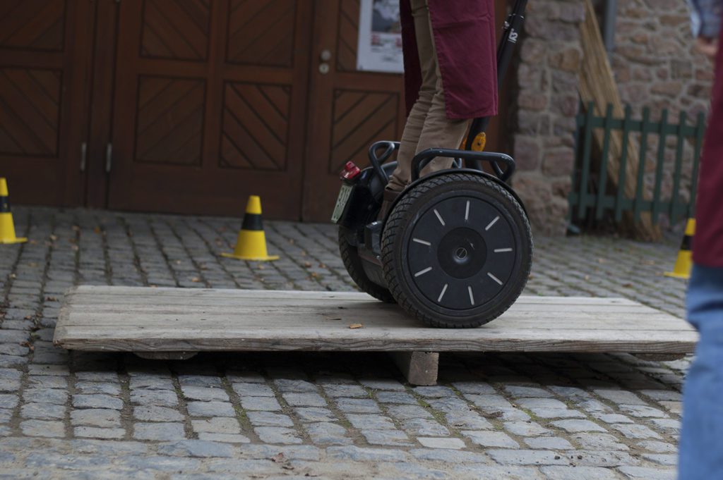schloss-auerbach-teamspiele-outdoor-bogenschießen-armbrust-hufeisen-rahmfleck-blindlauf-segway