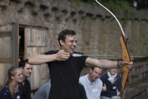 schloss-auerbach-teamspiele-outdoor-bogenschießen-armbrust-hufeisen-rahmfleck-blindlauf-segway