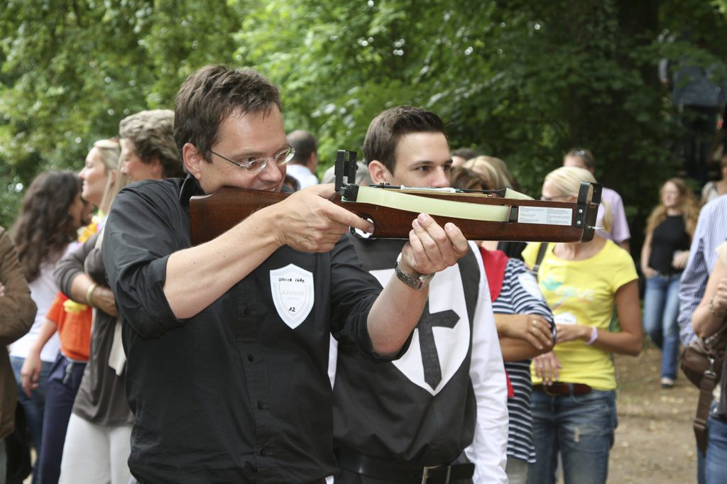 schloss-auerbach-teamspiele-outdoor-bogenschießen-armbrust-hufeisen-rahmfleck-blindlauf-segway