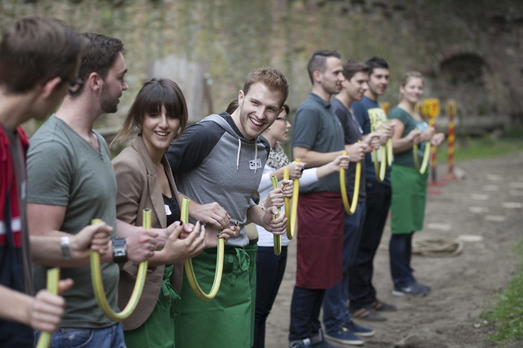 schloss-auerbach-teamspiele-outdoor-bogenschießen-armbrust-hufeisen-rahmfleck-blindlauf-segway-wasserschleuse